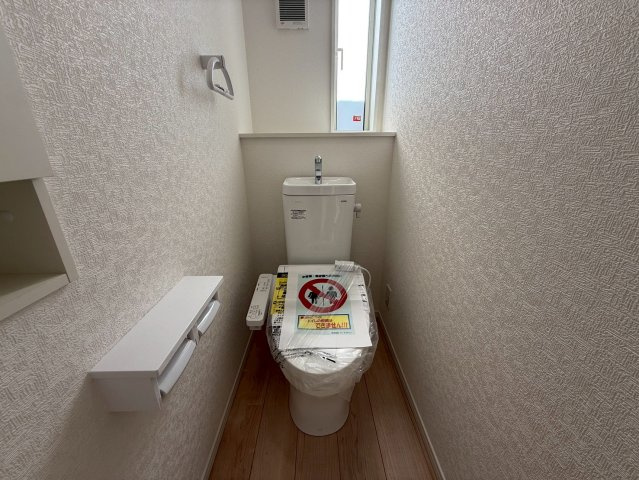 クレイドルガーデン糸満市座波 第２・２号棟のその他|２階トイレ・換気窓＆便利な収納棚付き／温水洗浄便座