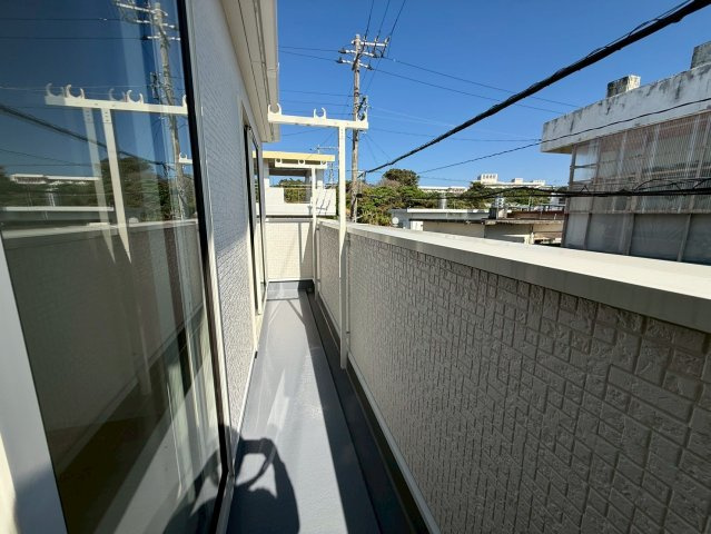 クレイドルガーデン糸満市座波 第２・２号棟のバルコニー|二部屋続きの幅広バルコニー