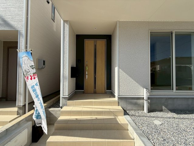 クレイドルガーデン糸満市座波 第２・２号棟の玄関|屋根付きで置き配スペースも確保できる玄関ポーチ／人感センサー付き玄関灯・TVモニター付きインターフォン・防犯カメラ