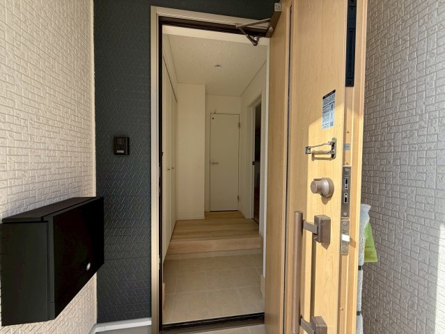 クレイドルガーデン糸満市座波 第２・２号棟の玄関|屋根付きで置き配スペースも確保できる玄関ポーチ／人感センサー付き玄関灯・TVモニター付きインターフォン・防犯カメラ