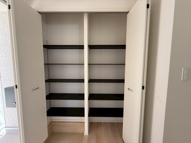 クレイドルガーデン糸満市座波 第２・２号棟の収納|可動式棚付きで収納力抜群の天井高シューズクローゼット