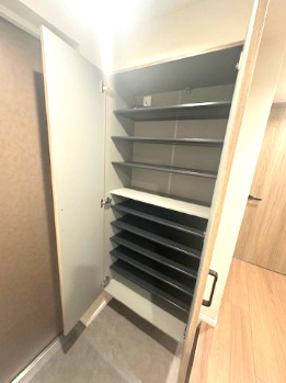 【玄関】 | ルネブラン・クール北千里古江台 | ※掲載中の写真は広角レンズで撮影のため、実際の見え方とは異なります。