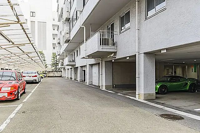 小田急麹町マンションの駐車場