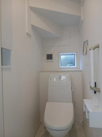 【仲介手数料無料／蟹江町】ブルーミングガーデン海部郡蟹江町宝4丁目　新築戸建のトイレ