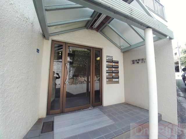 岡本野寄ハイツのエントランス