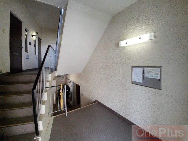 岡本野寄ハイツのエントランス