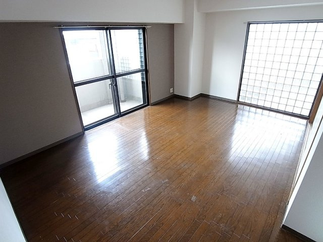 ラ・セーヌ兵庫の居間・リビング|１４．６帖の開放感あるリビングルーム