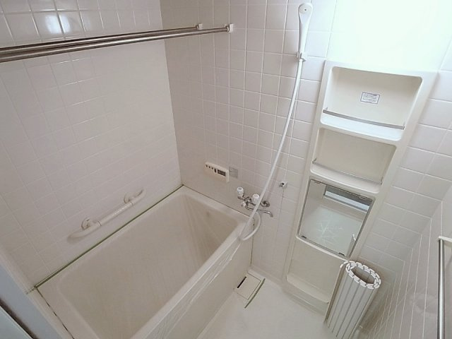 ラ・セーヌ兵庫の浴室|大きなバスタブで疲れを癒して下さい