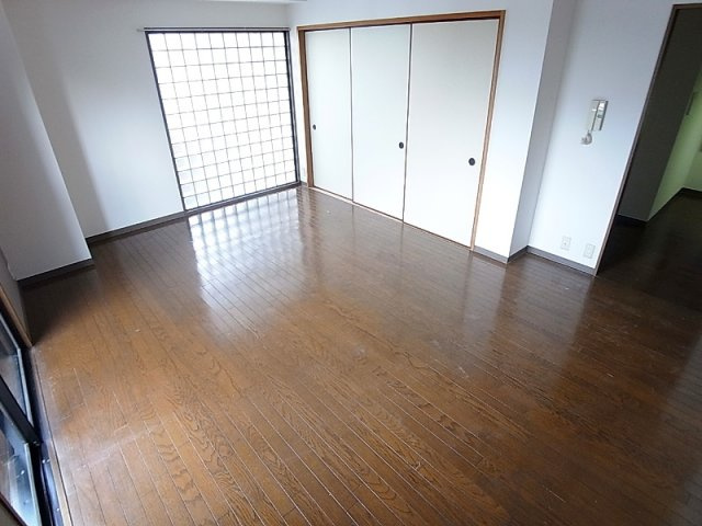 ラ・セーヌ兵庫の内装|多採光で明るいリビング