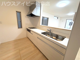 【キッチン】 | 稲沢市矢合町築４年の中古住宅登場です♪お車スペース3台以上可能！南側にお庭スペースもあります♪ | 稲沢市矢合町築４年の中古住宅登場です♪お車スペース3台以上可能！南側にお庭スペースもあります♪
