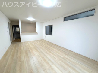 【居間・リビング】 | 稲沢市矢合町築４年の中古住宅登場です♪お車スペース3台以上可能！南側にお庭スペースもあります♪ | 稲沢市矢合町築４年の中古住宅登場です♪お車スペース3台以上可能！南側にお庭スペースもあります♪
