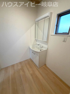 【独立洗面台】 | 稲沢市矢合町築４年の中古住宅登場です♪お車スペース3台以上可能！南側にお庭スペースもあります♪ | 稲沢市矢合町築４年の中古住宅登場です♪お車スペース3台以上可能！南側にお庭スペースもあります♪