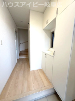 【玄関】 | 稲沢市矢合町築４年の中古住宅登場です♪お車スペース3台以上可能！南側にお庭スペースもあります♪ | 稲沢市矢合町築４年の中古住宅登場です♪お車スペース3台以上可能！南側にお庭スペースもあります♪