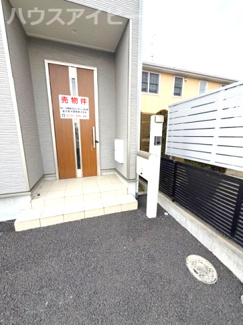 【玄関】 | 稲沢市矢合町築４年の中古住宅登場です♪お車スペース3台以上可能！南側にお庭スペースもあります♪ | 稲沢市矢合町築４年の中古住宅登場です♪お車スペース3台以上可能！南側にお庭スペースもあります♪