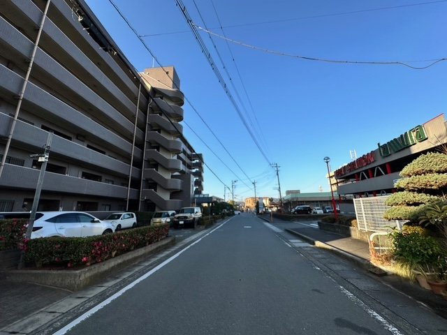 シャルマンコーポ塚本の外観|前面道路含む現地写真 