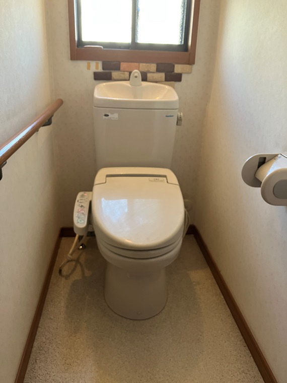 中山戸建のトイレ|清潔感のあるトイレです