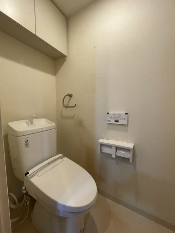 ポレスター松山フォレストシティのトイレ|白を基調とした清潔感あふれるトイレ空間です。ペーパーホルダーやタオル掛けが機能的に配置されており、サッと拭くだけで日々のお掃除が完了するお手入れのしやすい形状のデザインを採用しています