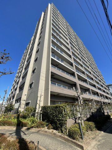 ポレスター松山フォレストシティの外観|敷地内には複数台分の空きがある駐車場や、駐輪場、バイク置場が機能的にレイアウトされています。平坦地にそびえ立つ建物はアプローチもフラットで、ベビーカーをご利用の際もスムーズに行き来できて安心です