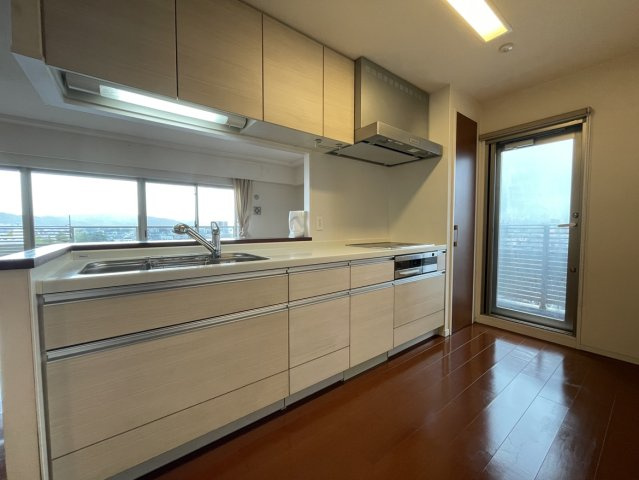 ポレスター松山フォレストシティのキッチン|南西角住戸の明るい光が回り込む、開放的で使いやすいキッチンスペースです。平坦地での買い出しから帰ってきてすぐに食材を運び込める動線も魅力で、毎日のメニュー作りを効率的にサポートします