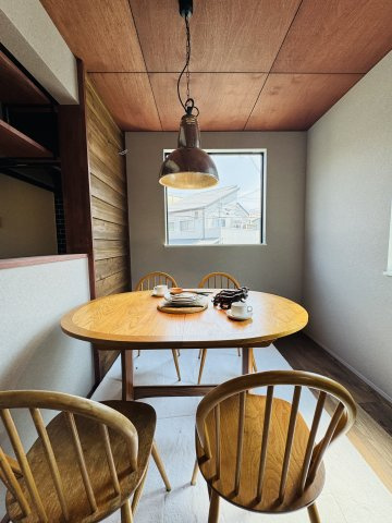 The CABIN AKABANE ― 空を楽しむ、大人のデザイナーズハウス ―のダイニング