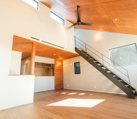 The CABIN AKABANE ― 空を楽しむ、大人のデザイナーズハウス ―の居間・リビング|同社施工事例