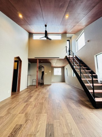 The CABIN AKABANE ― 空を楽しむ、大人のデザイナーズハウス ―の居間・リビング|同社施工事例