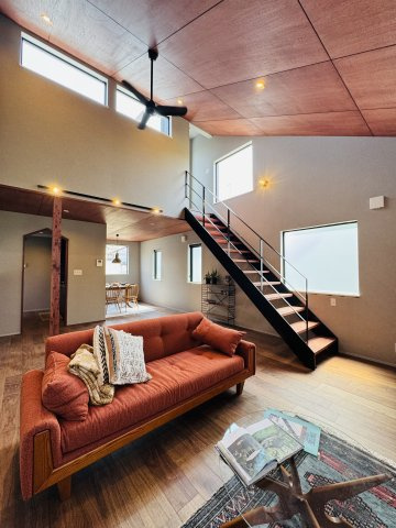 The CABIN AKABANE ― 空を楽しむ、大人のデザイナーズハウス ―の居間・リビング
