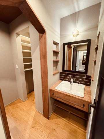 The CABIN AKABANE ― 空を楽しむ、大人のデザイナーズハウス ―の独立洗面台|同社施工事例