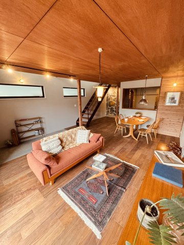 The CABIN AKABANE ― 空を楽しむ、大人のデザイナーズハウス ―の居間・リビング|同社施工事例