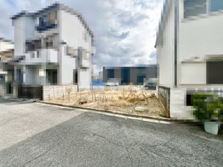 【前面道路含む現地写真】 | 東助松２丁目　売土地 | 周辺にはスーパーや薬局など、商業施設がそろっていますよ！とても住みやすい環境です！