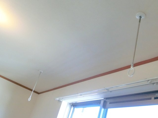 カーサＫの居間・リビング|★雨の日に便利な室内物干しフック付きです♪