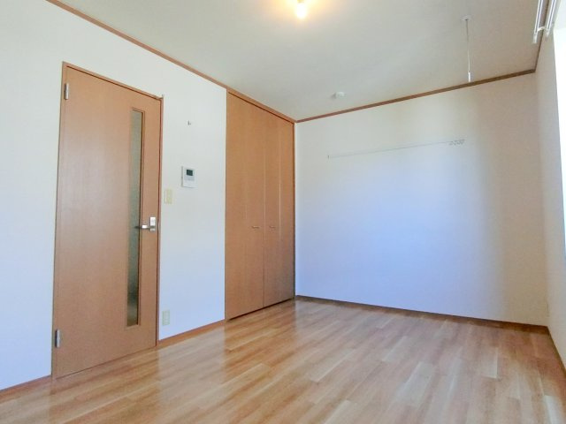 カーサＫの居間・リビング|★洋室広々７帖、横広で使いやすい間取です♪