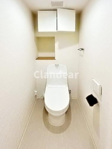 八潮市緑町３丁目の中古マンションのトイレ|ホワイトベースで清潔感のあるトイレスペースを演出♪吊戸棚付きでトイレ周りもスッキリお使いいただけます！