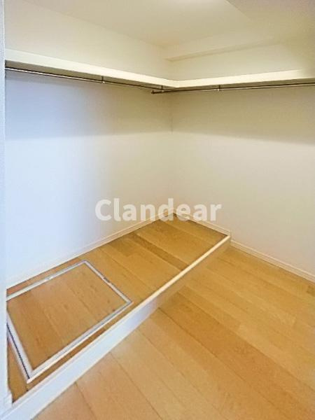 八潮市緑町３丁目の中古マンションの収納|旅行用のトランクや、家族で使うテント用品などもたっぷり収納できる大型収納。これで部屋の中をすっきりと保てますね♪