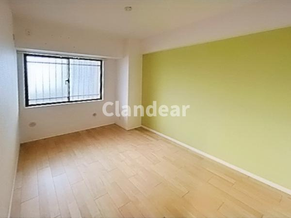 八潮市緑町３丁目の中古マンションの寝室|明るいアクセントクロスのお部屋デスクを置きやすい洋室は、在宅ワークや書斎として活躍。仕事とプライベートを程よく切り替えられる落ち着いた空間です