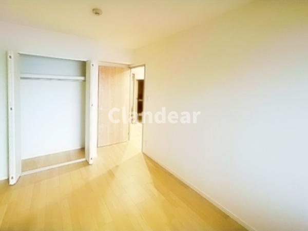 八潮市緑町３丁目の中古マンションの洋室|デスクを置きやすい洋室は、在宅ワークや書斎として活躍。仕事とプライベートを程よく切り替えられる落ち着いた空間です