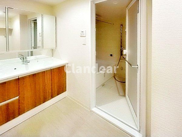 八潮市緑町３丁目の中古マンションの独立洗面台|ゆったりとした洗面室に収納豊富な大きな鏡の洗面化粧台♪入浴の際、お洗濯物はそのまま洗濯機に入れられます！