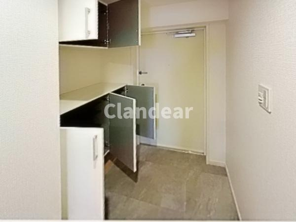 八潮市緑町３丁目の中古マンションの玄関|夜間の帰宅に便利な玄関人感センサーライトが自動点灯で明るくお出迎え♪