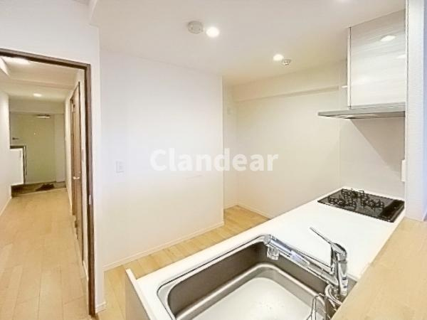 八潮市緑町３丁目の中古マンションのキッチン|リビングの家族やゲストと会話しながらお料理をができ、家族間のコミュニケーションが増えます♪