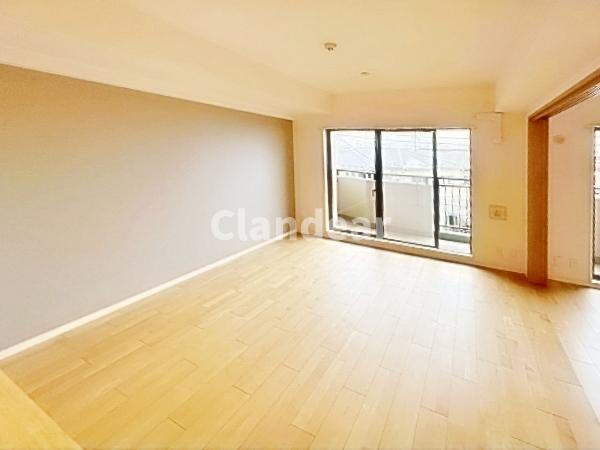 八潮市緑町３丁目の中古マンションの居間・リビング|アクセントクロスが映えるオシャレなリビング。家族の絶えない笑い声が聞こてきそうです♪