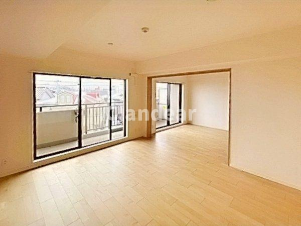 八潮市緑町３丁目の中古マンションの居間・リビング|飽きのこないナチュラルなデザイン空間！どんな家具でも相性抜群(^^)♪ほっと一息つけるような、落ち着いた雰囲気です」