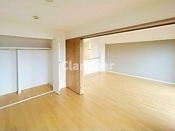 八潮市緑町３丁目の中古マンションの洋室|リビングに隣接の洋室は、間仕切り扉を開放するとつながって大空間になります！