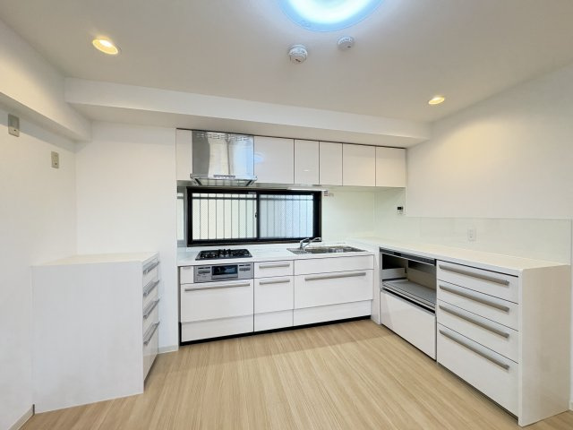 日興パレス西新井のキッチン|動線すっきり、作業もスムーズ。L字型キッチンが、料理の時間をもっと楽しくしてくれます♪