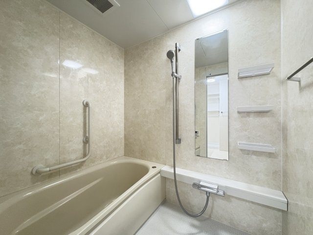 日興パレス西新井の浴室|◎一日の疲れを癒すバスルームは、心地よいリラックスを叶える清潔感溢れる美しい空間です。上質が感じられるカラーリングで、清潔な空間美を実現しています。