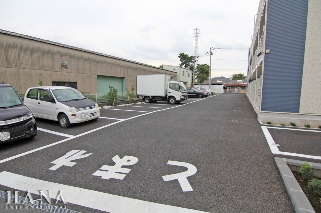 エムフラッツ新里の駐車場