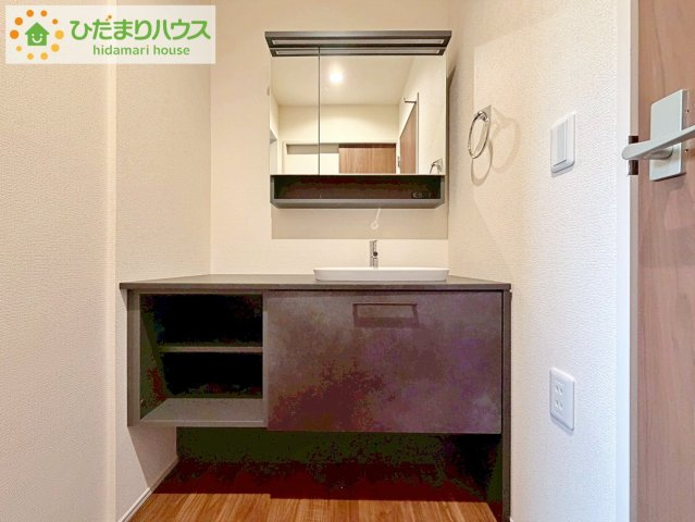 郡山市町東２丁目第2　新築戸建　1号棟の独立洗面台|大きな三面鏡の独立洗面。鏡の後ろは収納となっているのでスッキリと整理できます！
