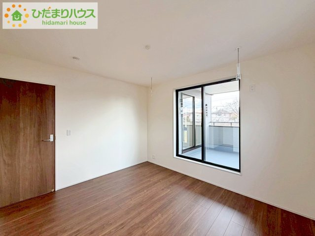 郡山市町東２丁目第2　新築戸建　1号棟の寝室|主寝室は広々していて安らげる空間に。大きな窓から光が差し込み、朝の目覚めも良さそう♪
