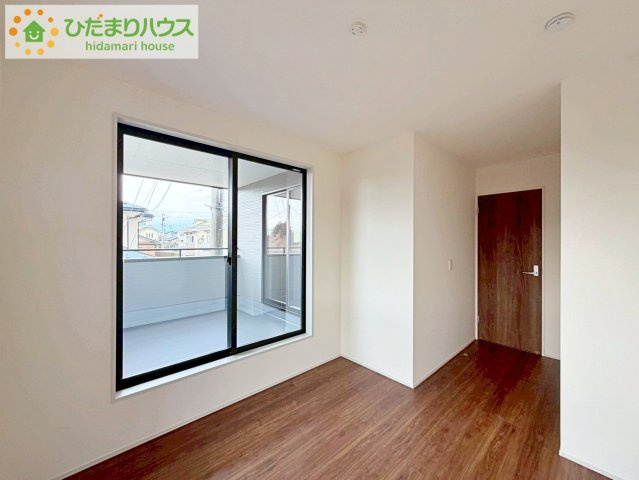 郡山市町東２丁目第2　新築戸建　1号棟の洋室|明るい洋室は、生活にゆとりを齎してくれるゆったりスペース。大きな窓からは陽光が入り、リラックスした時の流れを感じられ、