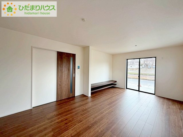 郡山市町東２丁目第2　新築戸建　1号棟の居間・リビング|大きな窓から差し込む光でいっぱいのリビング　休日もつい家にいる時間が長くなりそうです