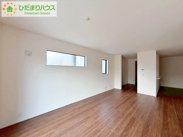 郡山市町東２丁目第2　新築戸建　1号棟の居間・リビング|奥行き感あるLDK。一体の空間ながらほどよい距離を保ち、家族がおもいおもいに好きな場所で寛げます。